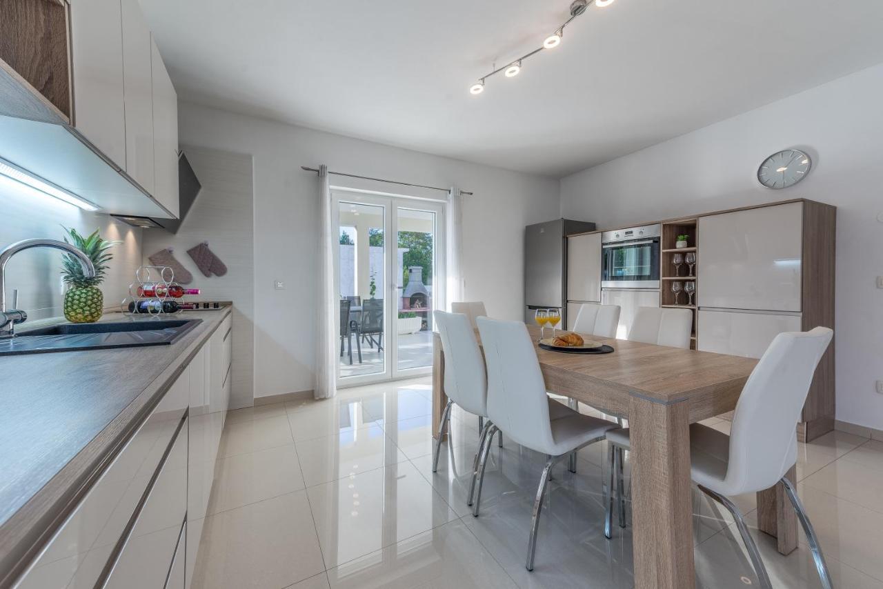 Holiday Home Bajlo Apartment With Three Bedrooms Zara Esterno foto