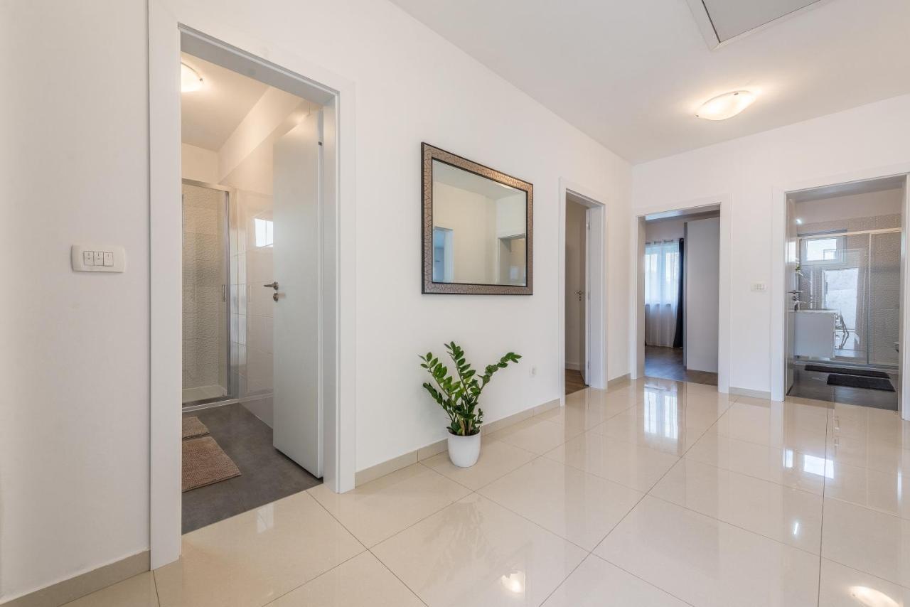 Holiday Home Bajlo Apartment With Three Bedrooms Zara Esterno foto